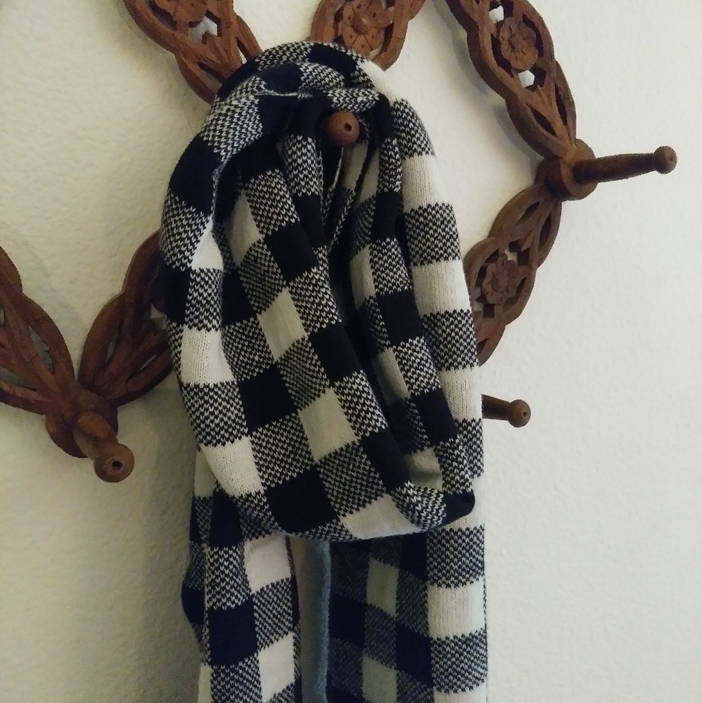 Checkered Scarf - Picture 2 of 3